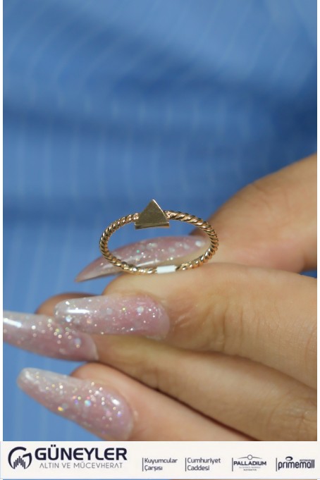 ÜÇGEN MODEL YÜZÜK 14 AYAR AT02136 ÜÇGEN MODEL YÜZÜK 14 AYAR AT02136