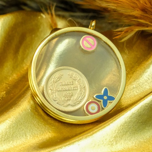 CAM ÇERÇEVELİ ÇEYREK KOLYE UCU 22 AYAR A071458 CAM ÇERÇEVELİ ÇEYREK KOLYE UCU 22 AYAR A071458