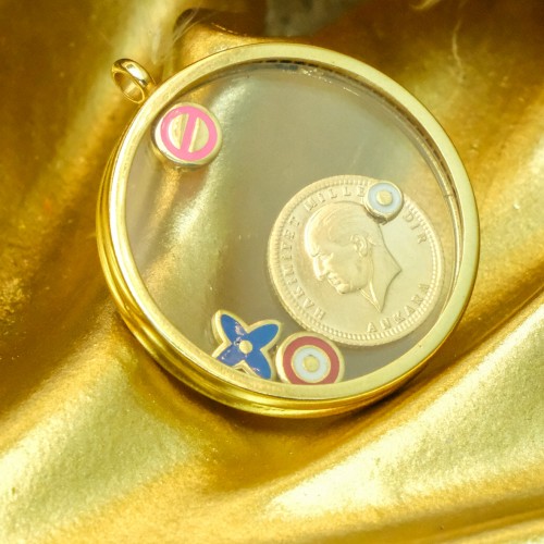 CAM ÇERÇEVELİ ÇEYREK KOLYE UCU 22 AYAR A071458 CAM ÇERÇEVELİ ÇEYREK KOLYE UCU 22 AYAR A071458