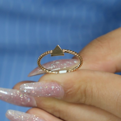 ÜÇGEN MODEL YÜZÜK 14 AYAR AT02136 ÜÇGEN MODEL YÜZÜK 14 AYAR AT02136