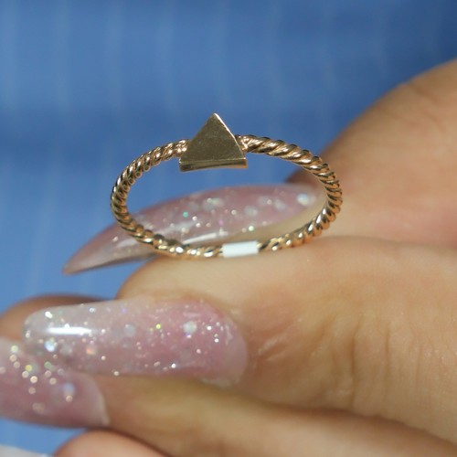 ÜÇGEN MODEL YÜZÜK 14 AYAR AT02136 ÜÇGEN MODEL YÜZÜK 14 AYAR AT02136