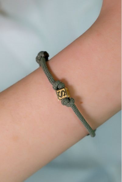 S HARF İPLİ KÜP BİLEKLİK AT06138 S HARF İPLİ KÜP BİLEKLİK AT06138