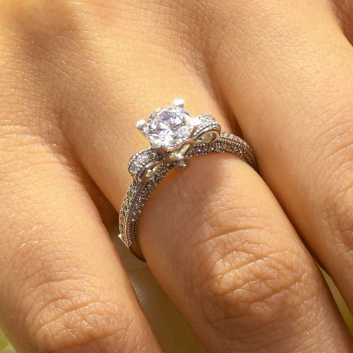 YAN KOLLARI TAŞLI TEKTAŞ YÜZÜK 14 AYAR A026792 YAN KOLLARI TAŞLI TEKTAŞ YÜZÜK 14 AYAR A026792