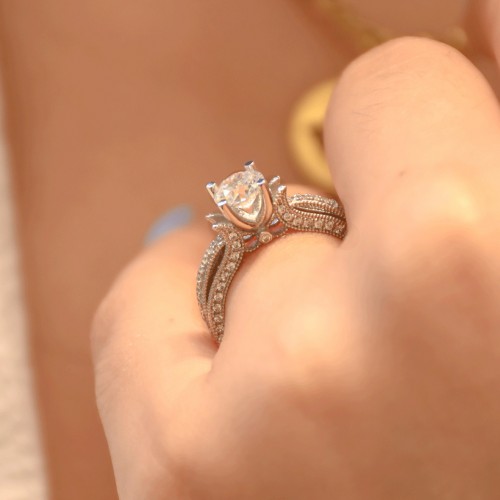 YAN KOLLARI TAŞLI TEKTAŞ YÜZÜK 14 AYAR A026797 YAN KOLLARI TAŞLI TEKTAŞ YÜZÜK 14 AYAR A026797