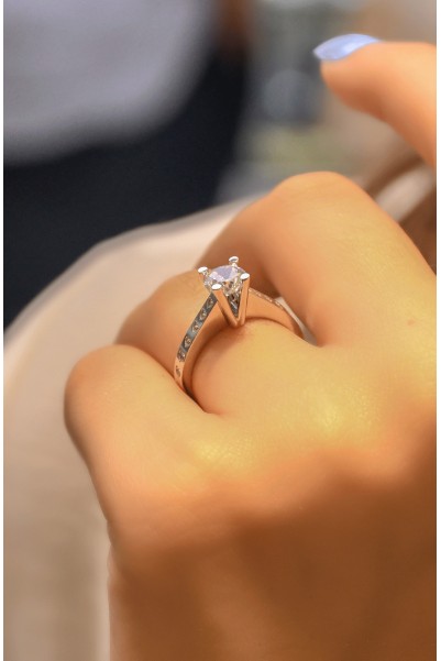 YAN KOLLARI TAŞLI TEKTAŞ YÜZÜK 14 AYAR A026801 YAN KOLLARI TAŞLI TEKTAŞ YÜZÜK 14 AYAR A026801