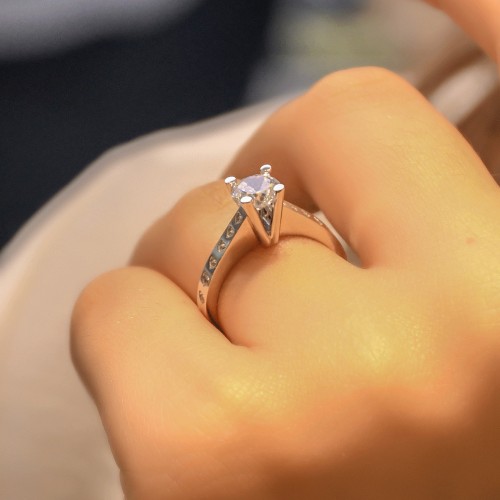 YAN KOLLARI TAŞLI TEKTAŞ YÜZÜK 14 AYAR A026801 YAN KOLLARI TAŞLI TEKTAŞ YÜZÜK 14 AYAR A026801