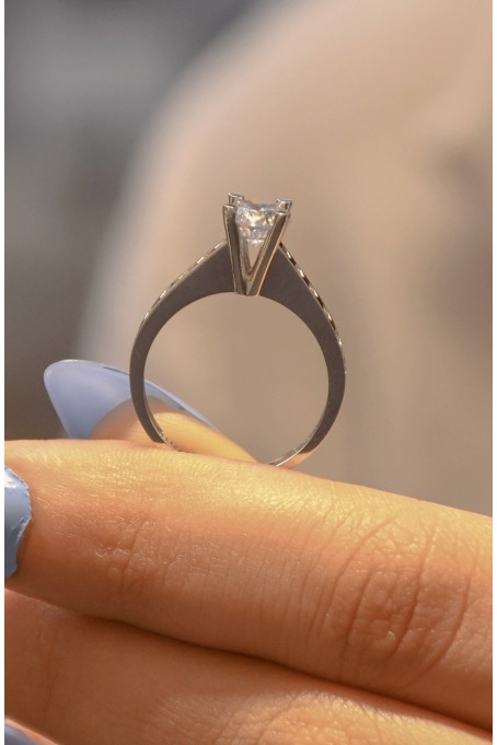 YAN KOLLARI TAŞLI TEKTAŞ YÜZÜK 14 AYAR A026801