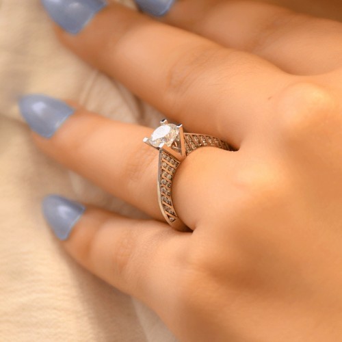 YAN KOLLARI TAŞLI TEKTAŞ YÜZÜK 14 AYAR A026814 YAN KOLLARI TAŞLI TEKTAŞ YÜZÜK 14 AYAR A026814