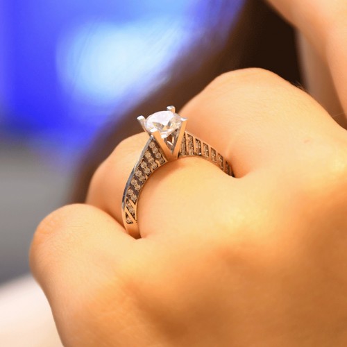 YAN KOLLARI TAŞLI TEKTAŞ YÜZÜK 14 AYAR A026814 YAN KOLLARI TAŞLI TEKTAŞ YÜZÜK 14 AYAR A026814