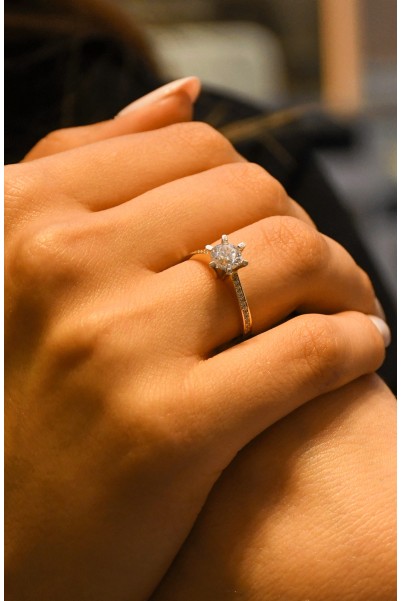 YAN KOLLARI TAŞLI TEKTAŞ YÜZÜK 14 AYAR AT02471